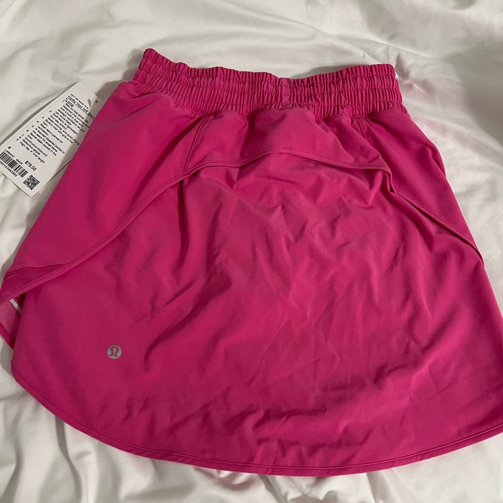 HOT PINK LULULEMON SKIRT. BRAND NEW. never worn!!! NWT!